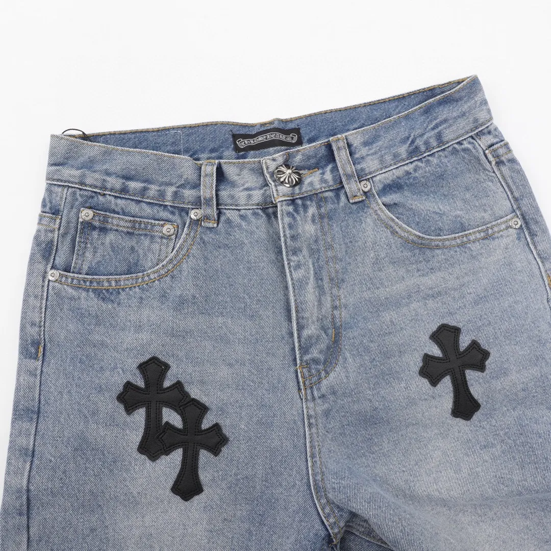 P210 Top version (light blue and black leather) Top version Chrome Hearts jeans with leather blue denim. It is known that chromehearts jeans will use vintage Levis jeans as the base plate for creation. They usually add their own unique silver buckles and silver ornaments, plus leather embellishments. This is what doubles the value of these vintage jeans, because the base plate is Vintage jeans, jeans themselves have become very soft and comfortable after years of baptism. This can be distinguished from ordinary jeans. Regarding the size, you should also refer to the pants data. Style number: 1250# Color: light blue black leather Size: 28 30 32 34 28 Waist 86 Hips 100 Pants length 102 30 Waist 90 Hips 104 Pants length 104 32 Waist 94 Hips 108, pants length 106 34, waist 98, hips 112, pants length 110